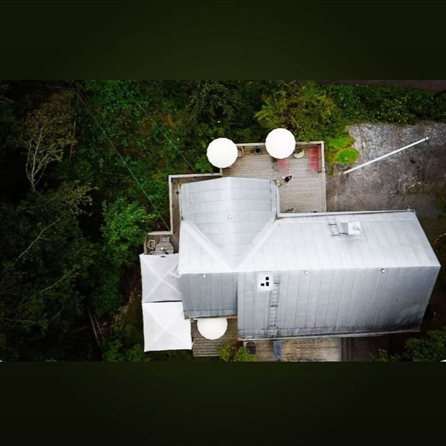 Villa med aluzinktak i södra Lännersta