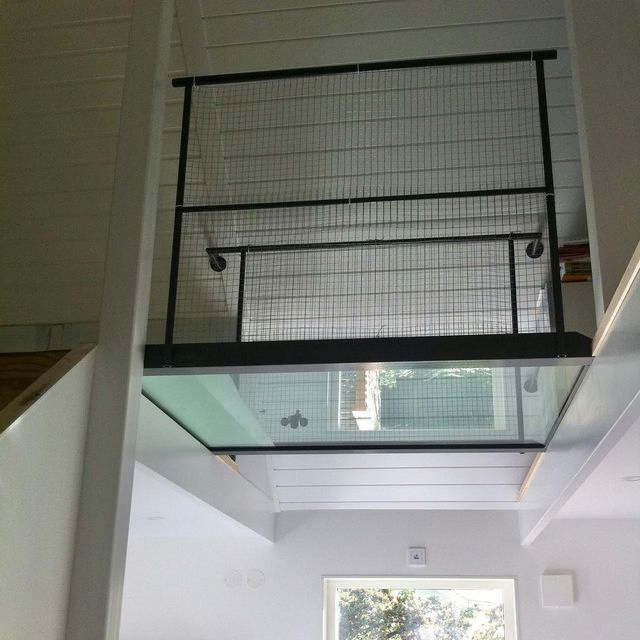 Glasbro i smide och härdat glas