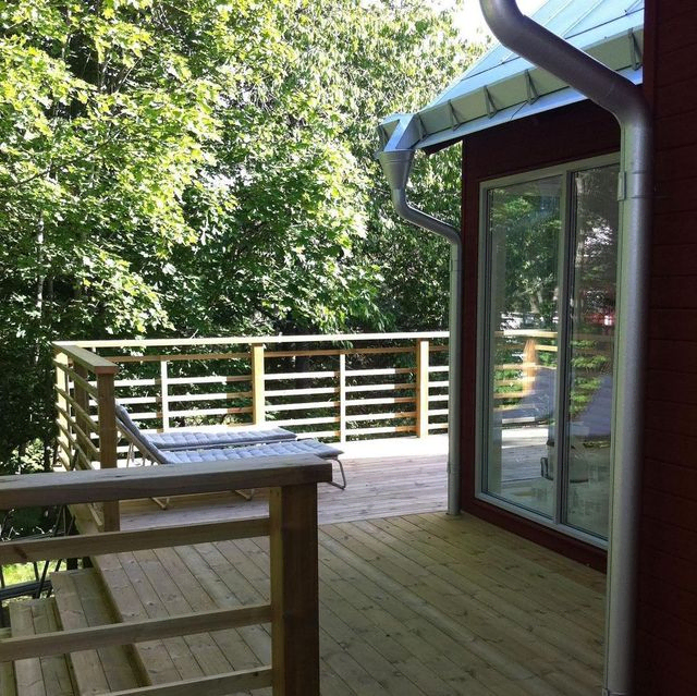 Villa med aluzinktak i södra Lännersta