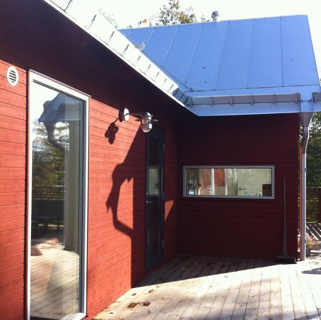 Villa med aluzinktak i södra Lännersta